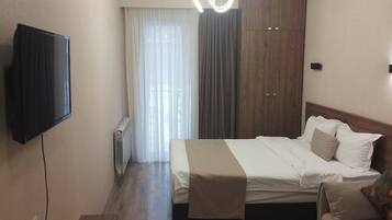 2 bedrooms, iron/ironing board, WiFi