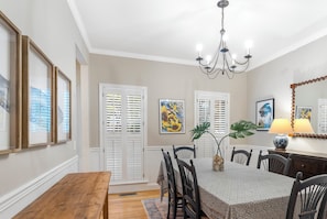 Dining -  Discover the charm of Sag Harbor with this  August rental with pool and hot tub (Sag Harbor)