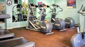 Ein Fitnessraum mit Laufbändern, Ergometer und Übungsbällen.