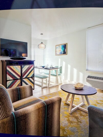 Comic Con! Sleeps 6- 2-bedroom-2 bath hotel suites/condo with AC in San Diego.