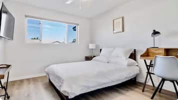 Escritorio, wifi gratis y ropa de cama