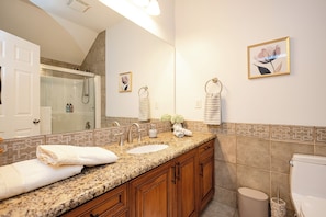 Regadera, secadora de cabello, bidet, toallas 