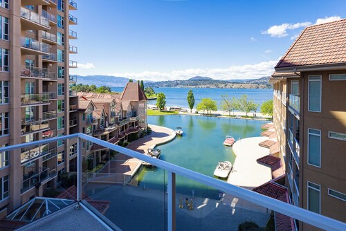 Luxury Lakeside Penthouse - Discovery Bay Resort