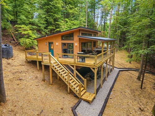 Escape to Minaret: The Ultimate Mountain-View Deck & Hot Tub Retreat