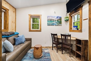 Living area - Whitney Nook: The Ultimate Cozy & Connected Couples’ Hideaway (Campton)