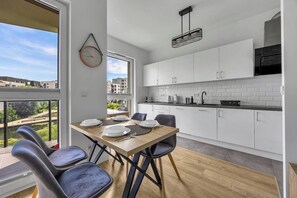 Wasserkocher mit Kaffee-/Teezubehör, Kühlschrank, Ofen, Herdplatte