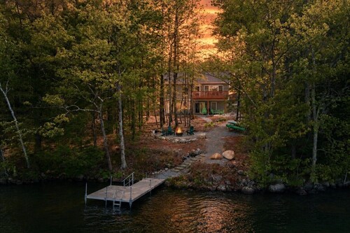 Lakefront Escape | Dock + Kayaks | Manning Lake