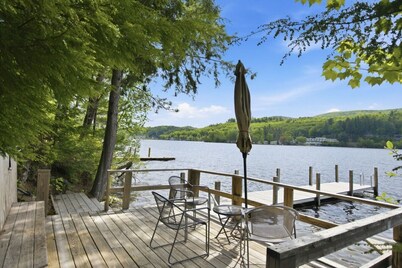 Cozy Lakefront Escape | Dock + Kayaks | Winni