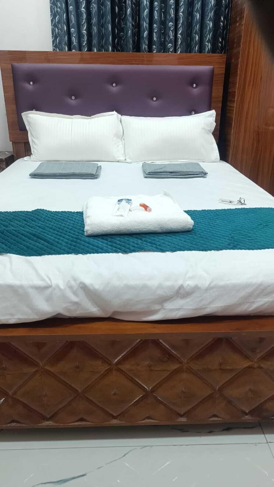 Escritorio y espacio para trabajar con laptop 