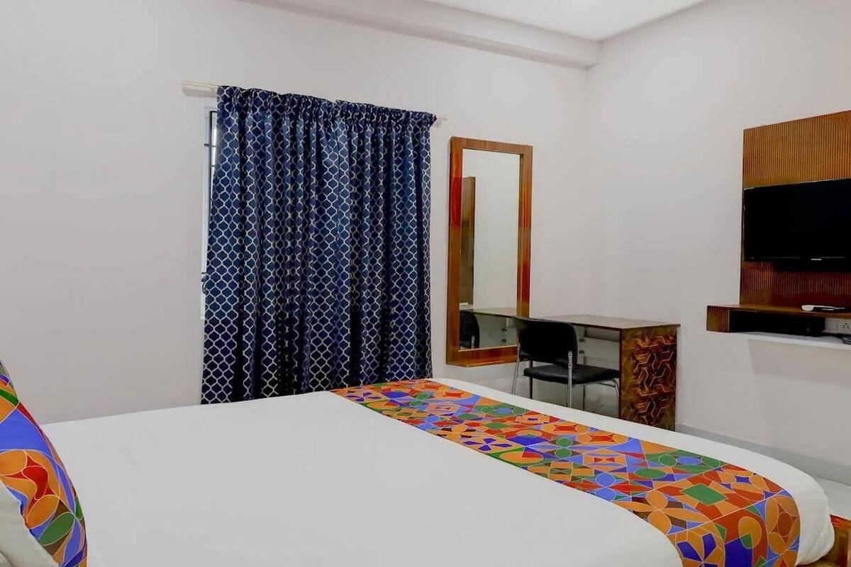 Deluxe Double Room, City View | Desk, laptop workspace