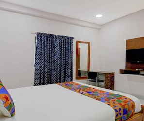 Deluxe-Doppelzimmer, Stadtblick | Schreibtisch, laptopgeeigneter Arbeitsplatz