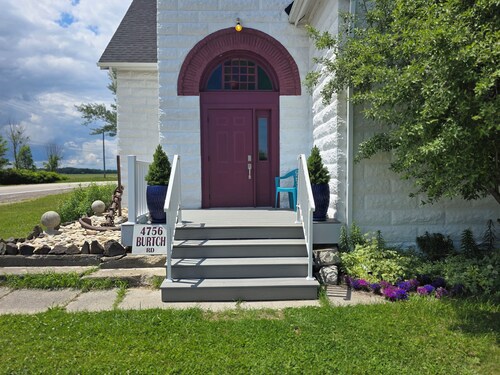 All the Comforts of Home Just 5 minutes from 5 of Lake Huron's Best Beaches!