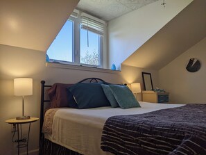 Iron/ironing board, free WiFi, bed sheets - All the Comforts of Home Just 5 minutes from 5 of Lake Huron's Best Beaches! (Ft. Gratiot)