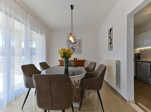 Lägenhet (Deluxe Three Bedroom Apartment with B) | Matsal