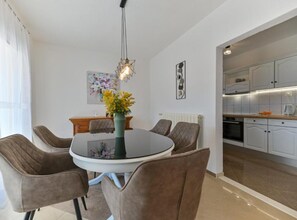 Leilighet (Deluxe Three Bedroom Apartment with B) | Spisestue