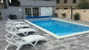 公寓 (Apartment first floor 1) | 游泳池 | 2 座室外游泳池
