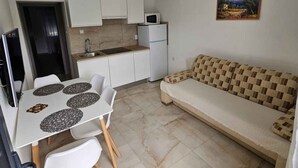 公寓 (Apartment first floor 1) | 客廳 | 32-吋平面電視，提供有線頻道