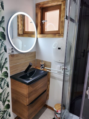 Douche, sèche-cheveux, serviettes fournies, papier toilette