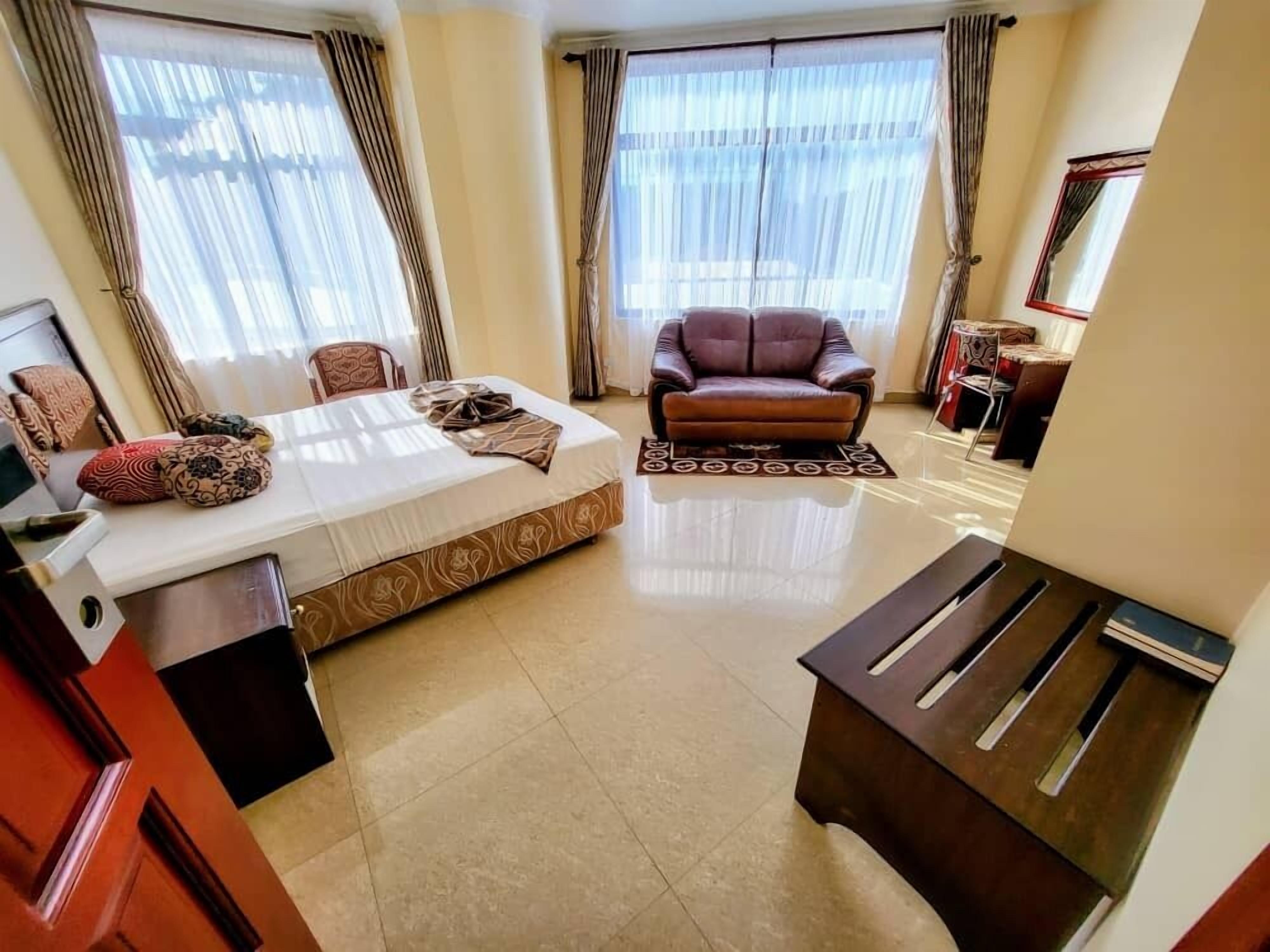 Habitación estándar, balcón, vistas a la ciudad | Escritorio, espacio para trabajar con un portátil, cortinas opacas