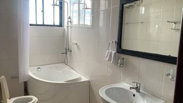 Standardzimmer, 1 grosses Einzelbett, Balkon, Stadtblick | Badezimmer