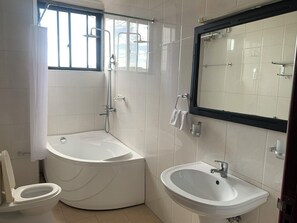 Habitación estándar, balcón, vistas a la ciudad | Baño | Zapatillas, toallas, jabón y champú
