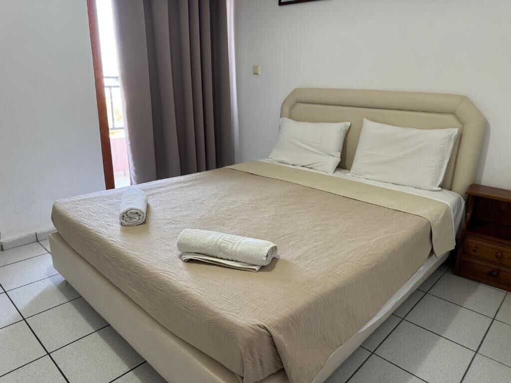 Standard Studio | In-room safe, WiFi (free)