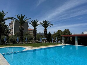 Seasonal outdoor pool - Zac & Georgio Studios (Skafidaras)