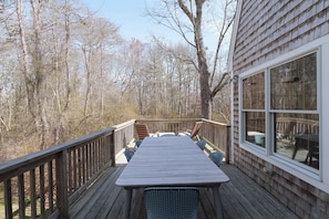 Outdoor dining - Tranquil 4-bedroom house with AC near Lambert's Cove Beach (West Tisbury)