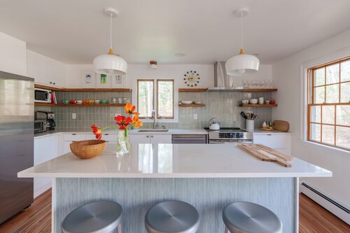 Tranquil 4-bedroom house with AC near Lambert's Cove Beach