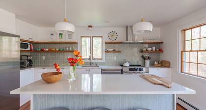 Tranquil 4-bedroom house with AC near Lambert's Cove Beach