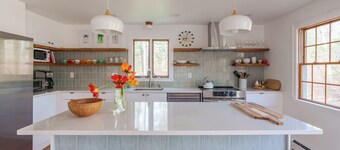 Tranquil 4-bedroom house with AC near Lambert's Cove Beach