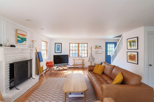 Tranquil 4-bedroom house with AC near Lambert's Cove Beach