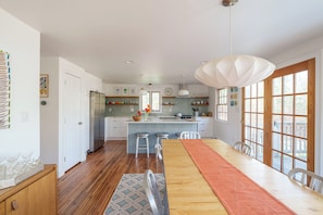 Dining - Tranquil 4-bedroom house with AC near Lambert's Cove Beach (West Tisbury)