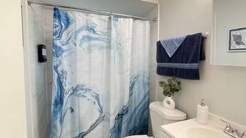 Een douche, een haardroger, handdoeken, zeep