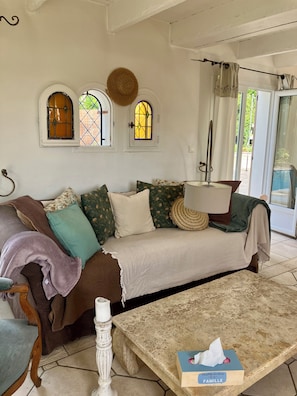 Living area - Beautiful, spacious villa—perfect for a summer vacation for 5–6 people - (Le Rouret)