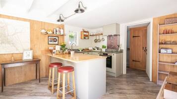 Fridge, microwave, stovetop, dishwasher