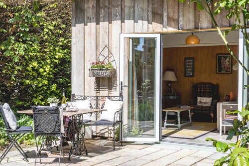 The Cabin -  a cabin that sleeps 2 guests  in 1 bedroom