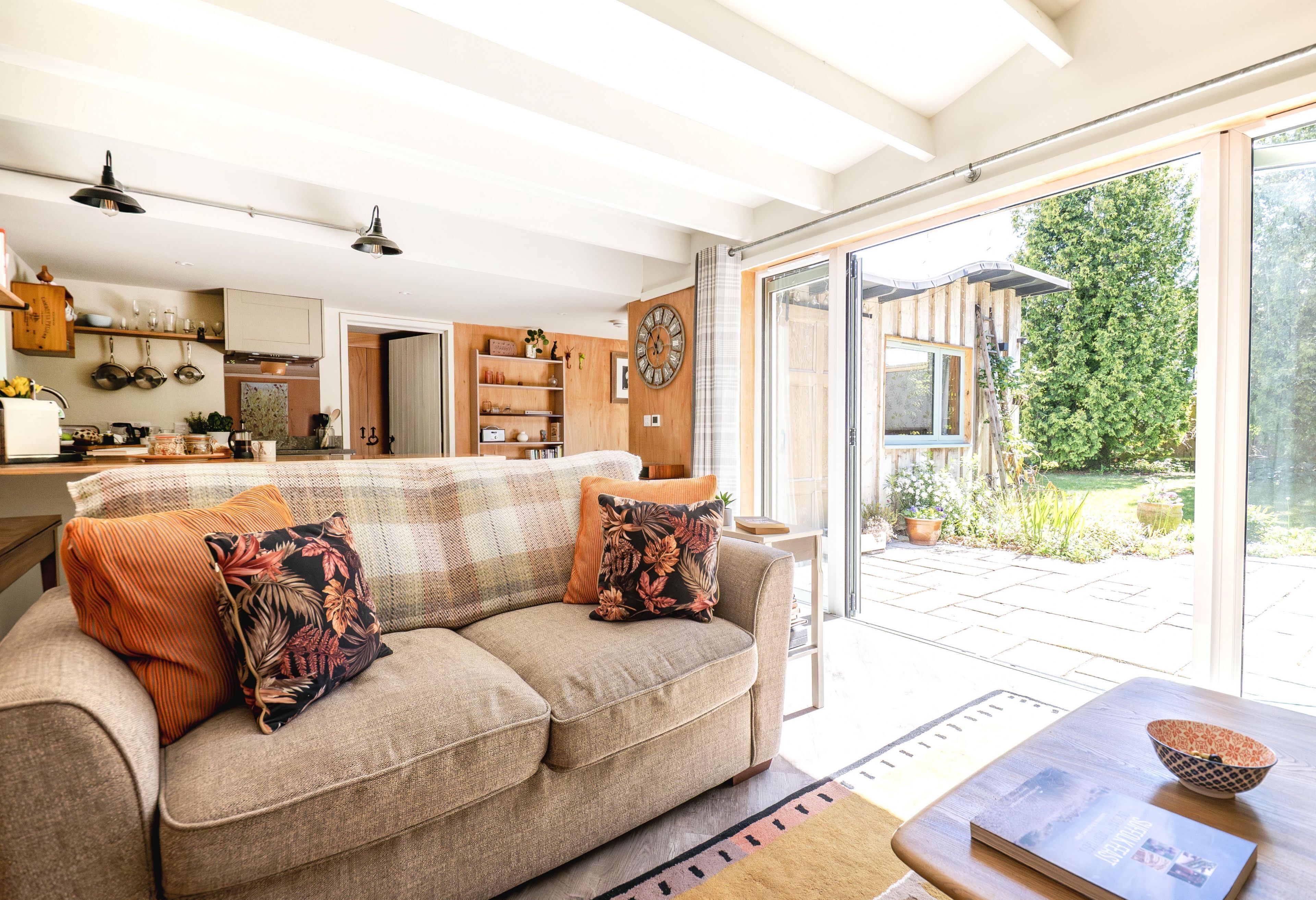 Smart TV, chimenea y libros 