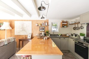 Coffee/tea maker, fridge, microwave, stovetop