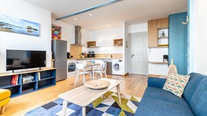 A modern apartment with a kitchen, dining area, and living room. - Daisy – Élégant cocon au cœur de Biarritz (Biarritz)