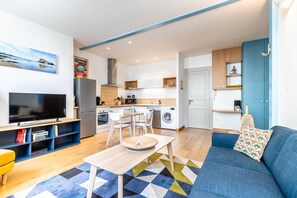 Eine moderne Wohnung mit Küche, Essbereich und Wohnzimmer.