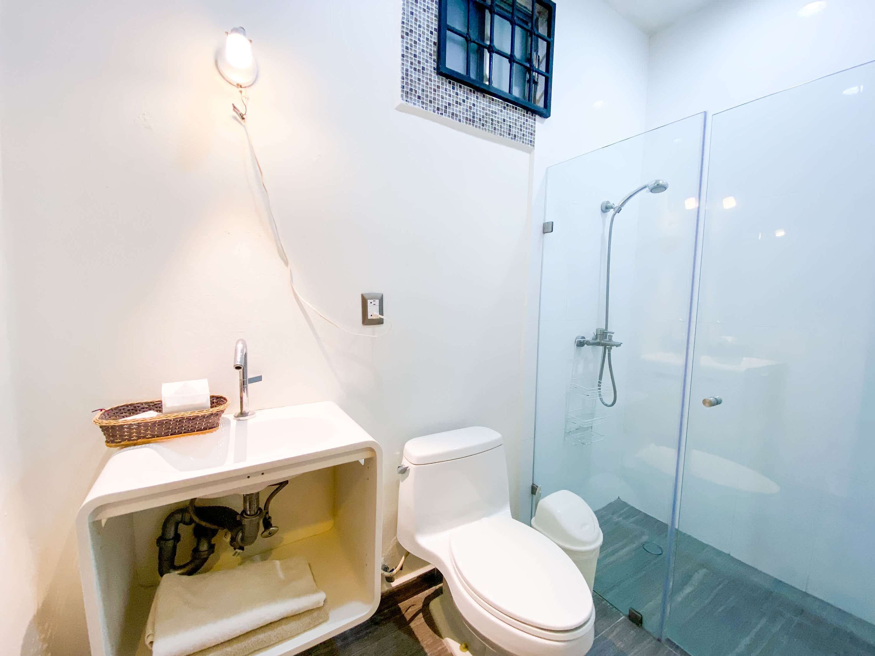 Een douche, een haardroger, handdoeken, shampoo