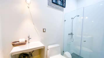 Een douche, een haardroger, handdoeken, shampoo