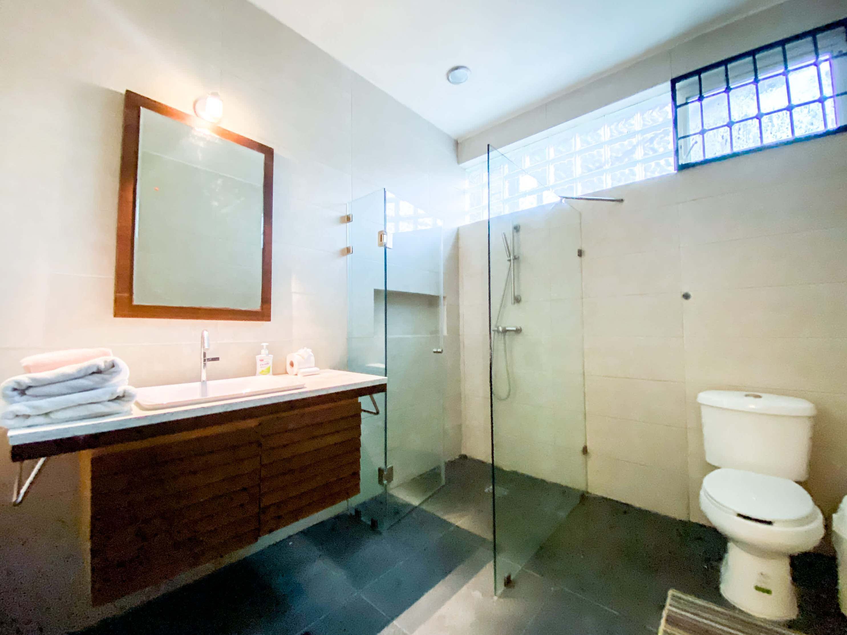 Douche, serviettes fournies, shampoing