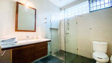 Douche, serviettes fournies, shampoing