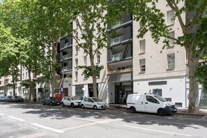 Ein mehrgeschossiges Gebäude mit moderner Architektur, mit Balkonen und großen Fenstern.