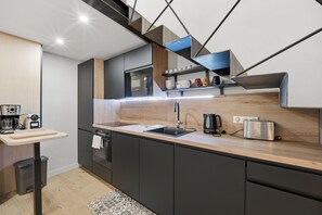 Eine moderne Küche mit Einbau-Mikrowelle, Toaster und Spüle.