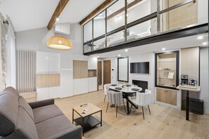 Ein modernes Interieur mit Essbereich, Sofa und Küche.