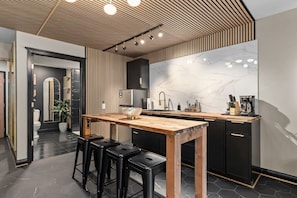 Kühlschrank, Wasserkocher mit Kaffee-/Teezubehör, Esstisch