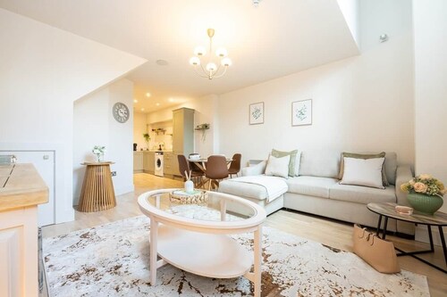 2-Bed Modern Duplex | Parking | 1 Min to Station